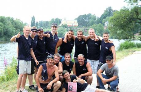 Das Team von Otter Dachdecker beim Drachenbootrennen