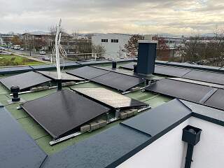 Flachdach mit Photovoltaikanlage
