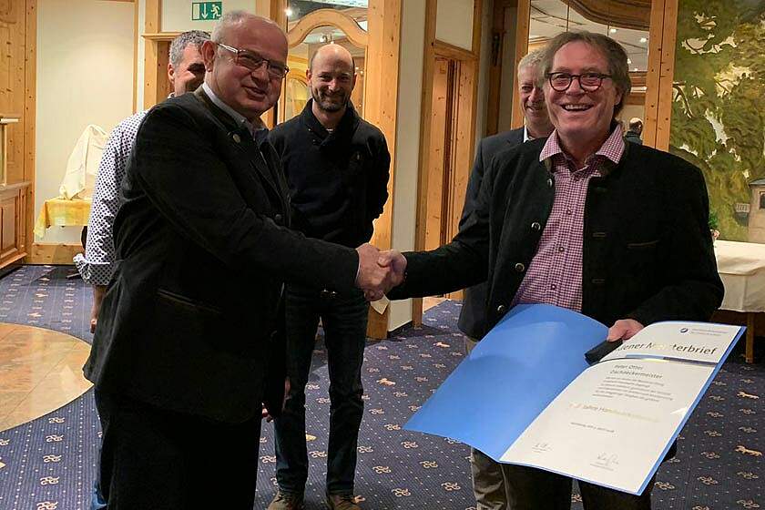 Peter Otter (links) mit Innungsobermeister Heribert Schuck